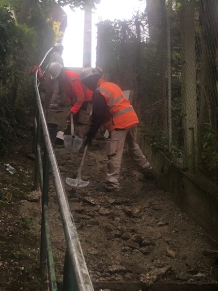 Réfection de l’escalier la réhabilitation de l’escalier entre l’allée des Cottages et l’allée des Terrasses Les travaux de réfection de l’escalier entre l’allée des Cottages et l’allée des Terrasses ont débuté le 9 septembre. La durée prévisionnelle du chantier est de 15 jours © Crédits photo : ASA de Grandchamp